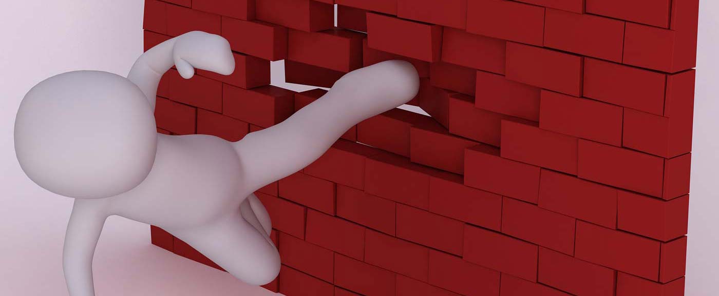 Schematisch weiß dargestelltes Männchen tritt rote Backsteinmauer ein.